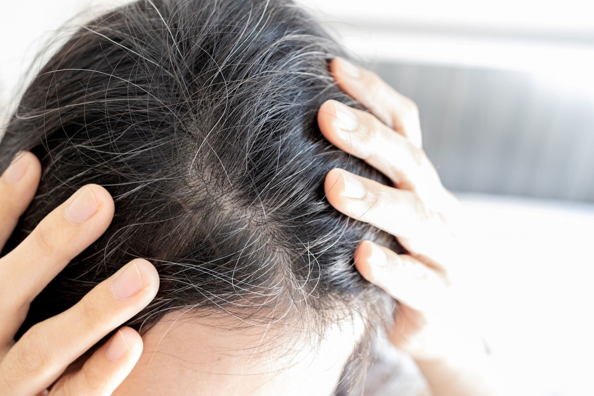 Ursachen für graue Haare: Alles, was du über frühes Ergrauen wissen musst